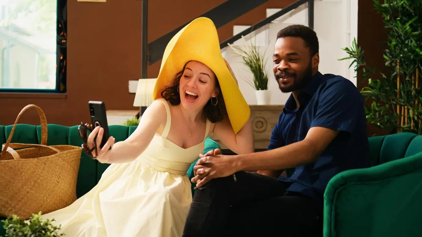 Туристы пользуются видеоконференцией