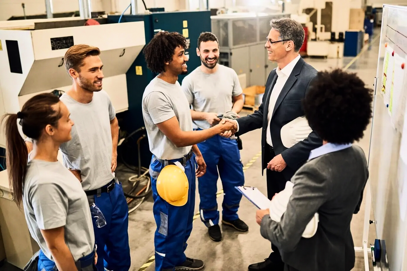 Muro de notas adhesivas priorizando riesgos en productos IT y SaaS